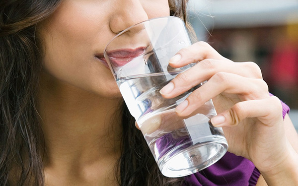 Uống đủ nước giúp bù lại lượng nước mất khi ở trong phòng điều hòa
